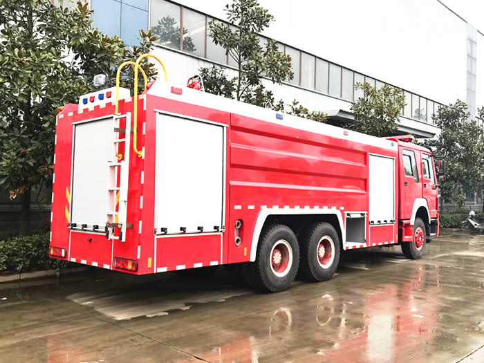18噸豪沃后雙橋泡沫消防