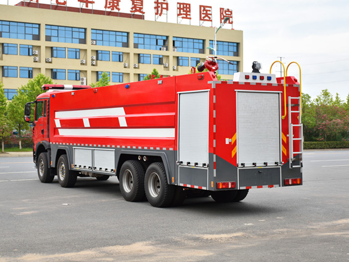 23噸豪沃前四后八泡沫消防車