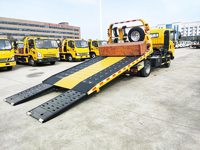 重汽豪沃國(guó)六藍(lán)牌清障車(chē)